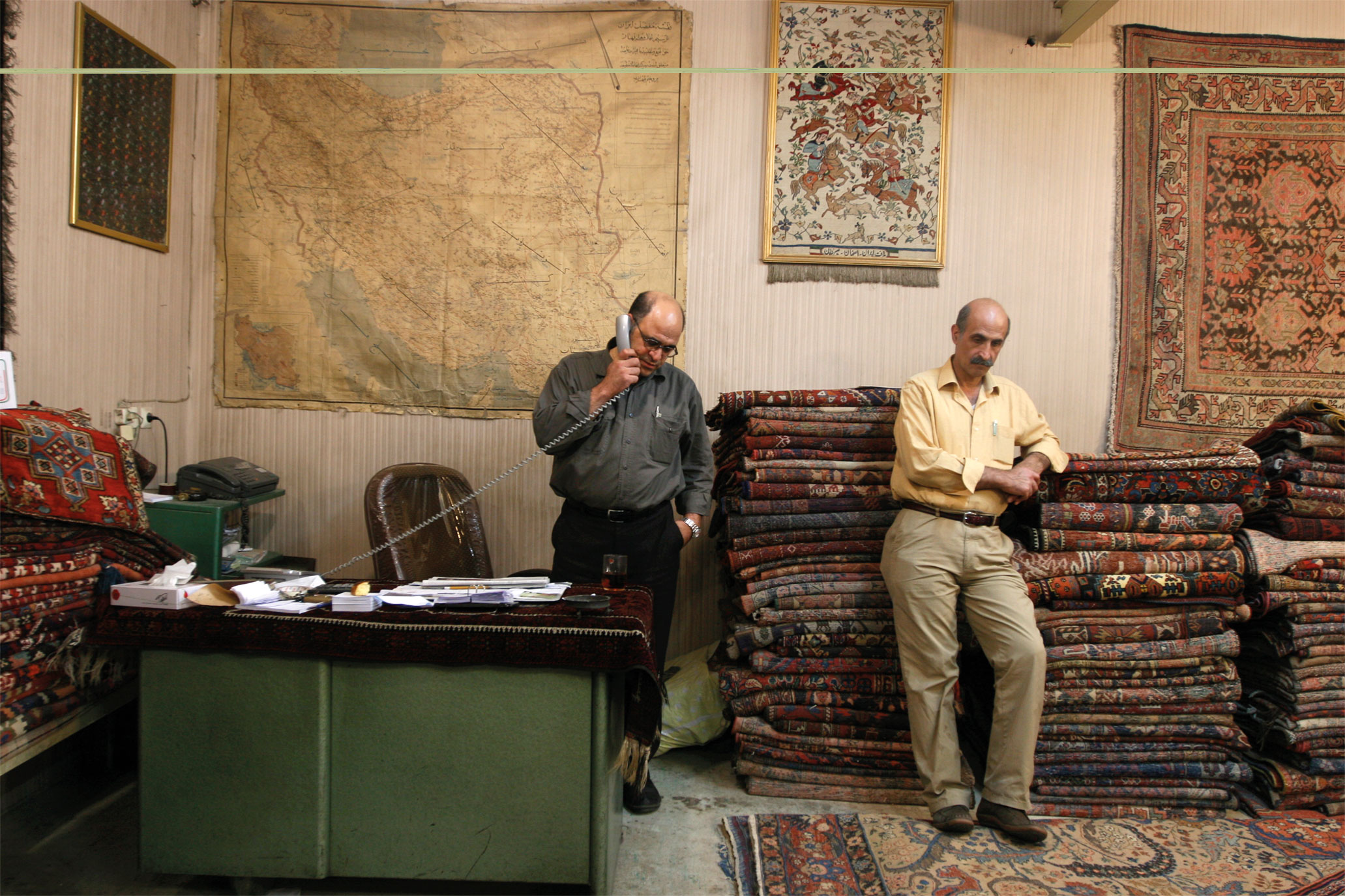 Un magasin de tapis juif dans le Grand Bazar de Téhéran. (Crédit : Hassan Sarbakhsian/via JTA)