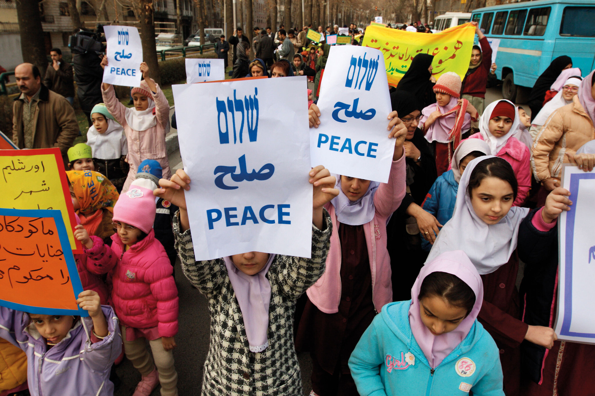 Des jeunes filles juives manifestent pour la paix à Téhéran. (Crédit : Hassan Sarbakhsian/via JTA)