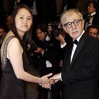 Le cinéaste Woody Allen, à droite, et sa femme Soon-Yi Previn arrivant pour la première de "Another Year", lors du 63e festival international du film à Cannes, dans le sud de la France, le 15 mai 2010. (Crédit : Matt Sayles/AP/Archives)