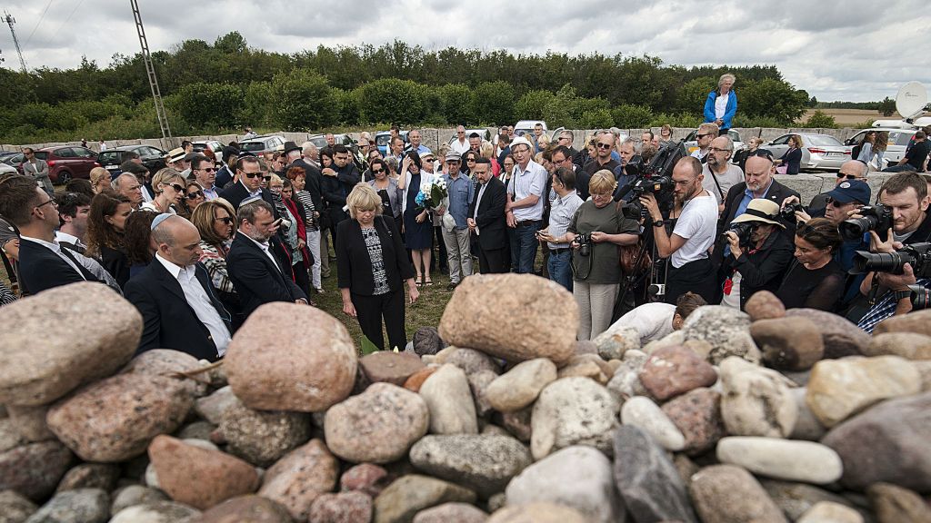 Des Juifs de Pologne et de l'étranger se rassemblent pour les commémorations marquant le 75e anniversaire d'un massacre de Juifs à Jedwabne, en Pologne, le 10 juillet 2016. (Crédit : Michal Kosc/AP)