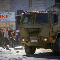 Des Palestiniens affrontent les forces de sécurité israéliennes dans la ville de Jénine, en Cisjordanie, le 28 septembre 2022. (Crédit : Nasser Ishtayeh/Flash90)