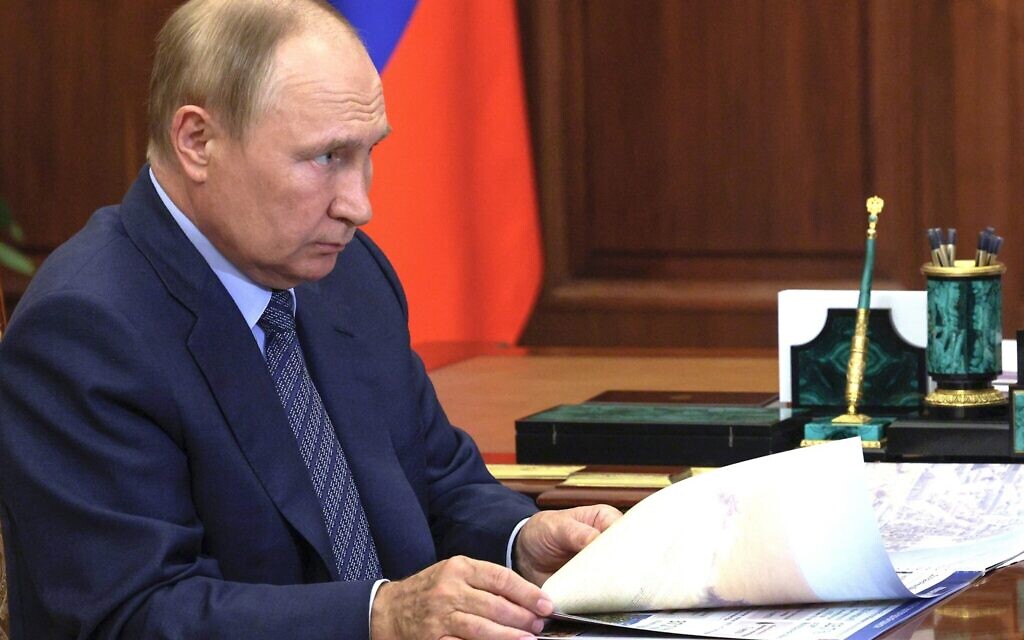 Le président russe Vladimir Poutine écoute le gouverneur de la région de Volgograd Andrei Bocharov lors de leur rencontre à Moscou, en Russie, le mercredi 28 septembre 2022. (Crédit : Gavriil Grigorov/Sputnik/Kremlin/AP)