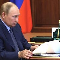 Le président russe Vladimir Poutine écoute le gouverneur de la région de Volgograd Andrei Bocharov lors de leur rencontre à Moscou, en Russie, le mercredi 28 septembre 2022. (Crédit : Gavriil Grigorov/Sputnik/Kremlin/AP)