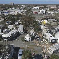 Sur cette photo prise par un drone, des maisons mobiles endommagées sont éparpillées après le passage de l'ouragan Ian, sur l'île San Carlos, à Fort Myers Beach, en Floride, jeudi 29 septembre 2022. (Crédit : Rebecca Blackwell/AP)