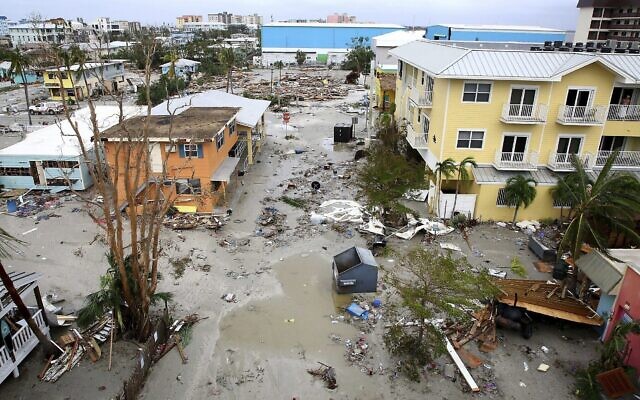 Des maisons et des commerces endommagés après le passage de l'ouragan Ian, à Fort Myers Beach, en Floride, le 29 septembre 2022 (Crédit : Douglas R. Clifford/Tampa Bay Times via AP)