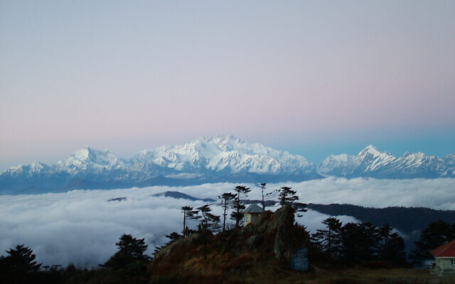 La montagne Sandakphu au Bengale occidental, en Inde (Crédit : Wikimedia commons /By solarshakti - Flickr, CC BY 2.0)