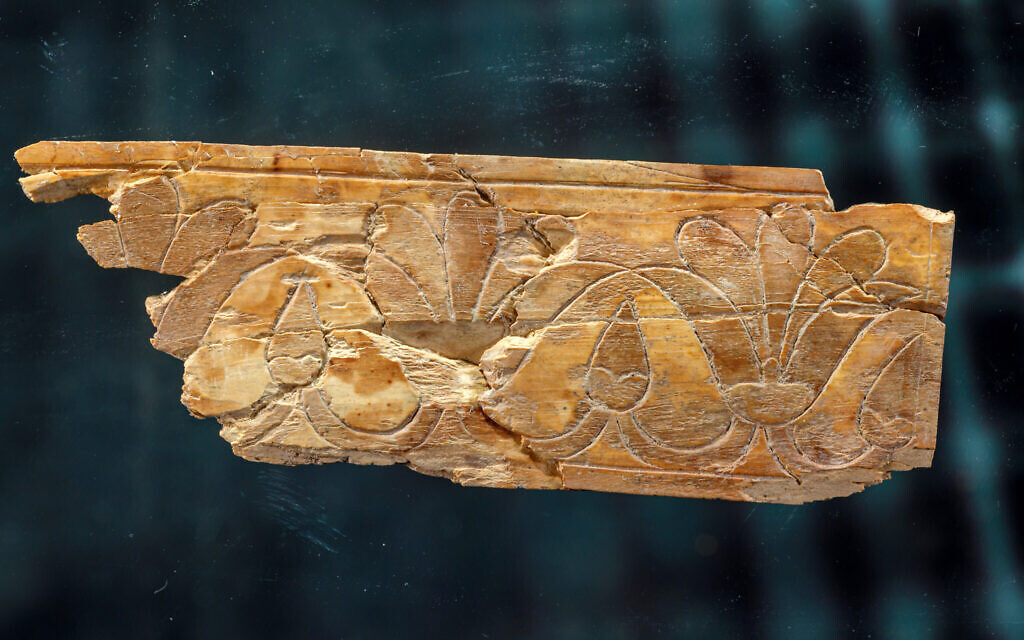 Une plaque d'ivoire décorée d'une fleur de lotus. (Crédit : Eliyahu Yanai, Cité de David)
