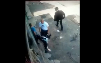 Un passant attaquant un homme ultra-orthodoxe dans la rue Allenby, à Tel Aviv, le 2 septembre 2022. (Crédit : Twitter)