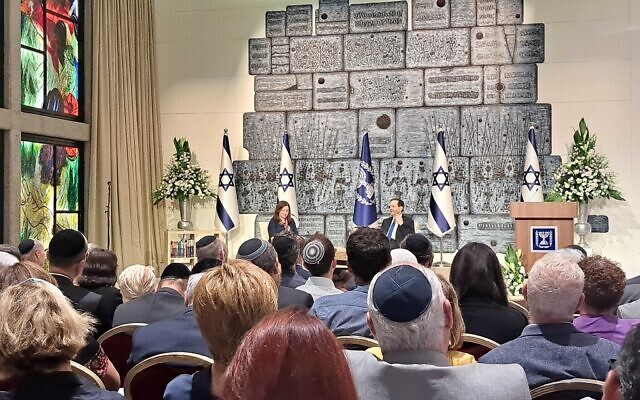 Le président Isaac Herzog s'exprimant lors d'un événement à la résidence du président marquant le deuxième anniversaire de la mort de l'ancien grand rabbin britannique Jonathan Sacks, le 13 septembre 2022. (Crédit : Judah Ari Gross/Times of Israel)