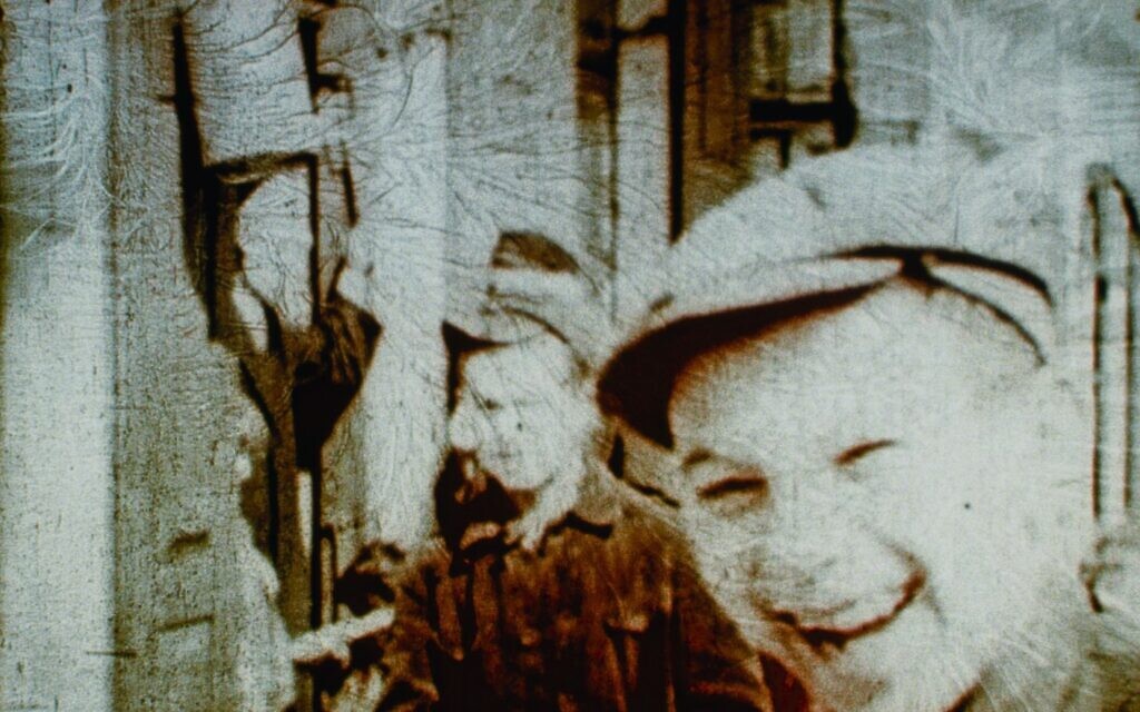 Enfants du village à prédominance juive de Nasielsk, en Pologne, en 1938, qui apparaissent dans "Three Minutes - A Lengthening" de Bianca Stigter (Image reproduite avec l’aimable autorisation de Family Affair Films, © US Holocaust Memorial Museum)