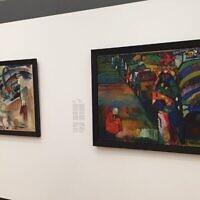 Des touristes admirent un tableau de Wassily Kandinsky dont la propriété est contestée, au Stedelijk Museum d’Amsterdam, le 10 juillet 2019. (Crédit : Cnaan Liphshiz)