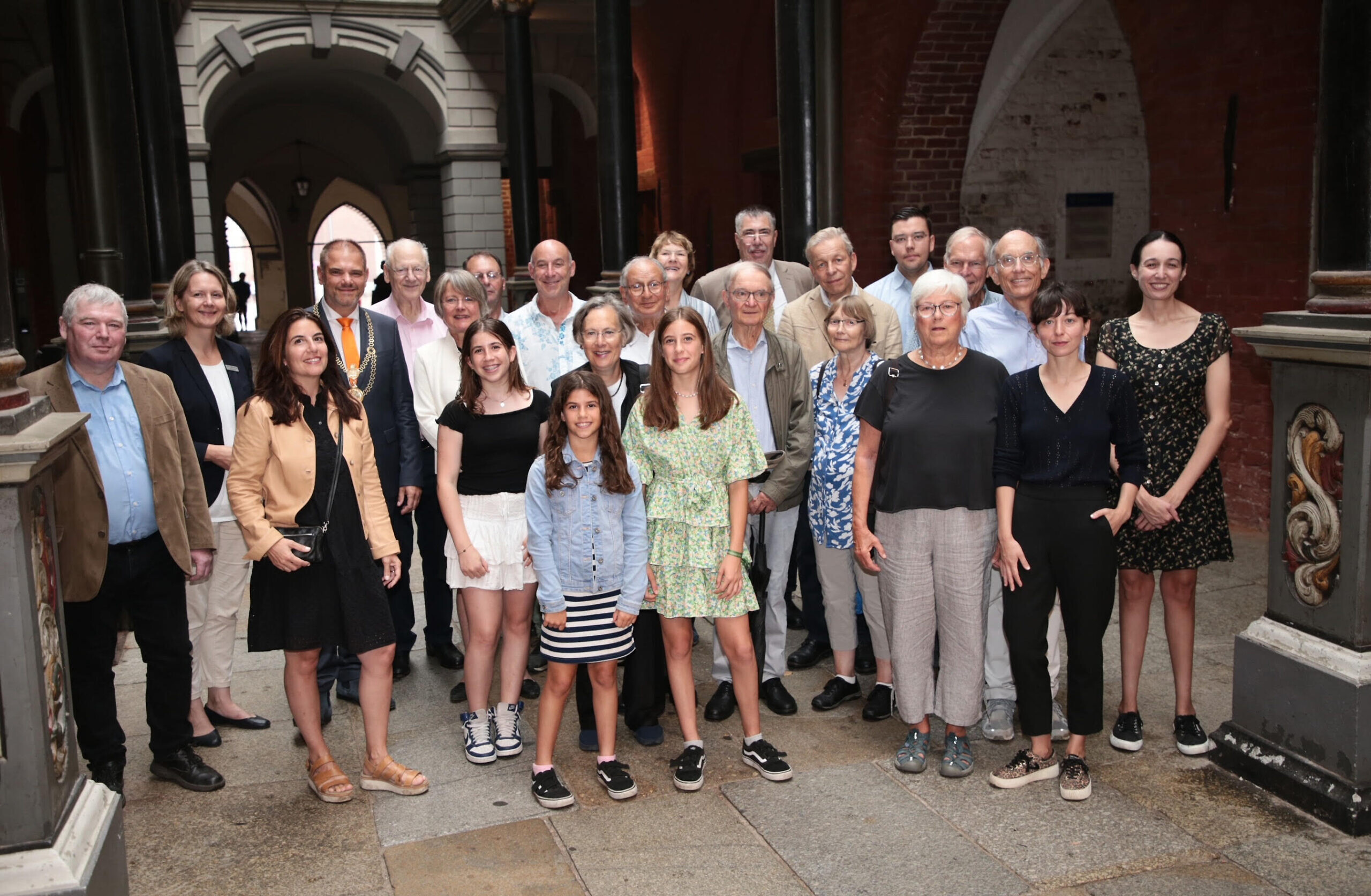 Vingt descendants de la famille Blach se réunissant pour une réunion improbable qui a rassemblé trois générations de parents venus du monde entier, à Stralsund, en Allemagne. (Crédit : Archives municipales de Stralsund/JTA)