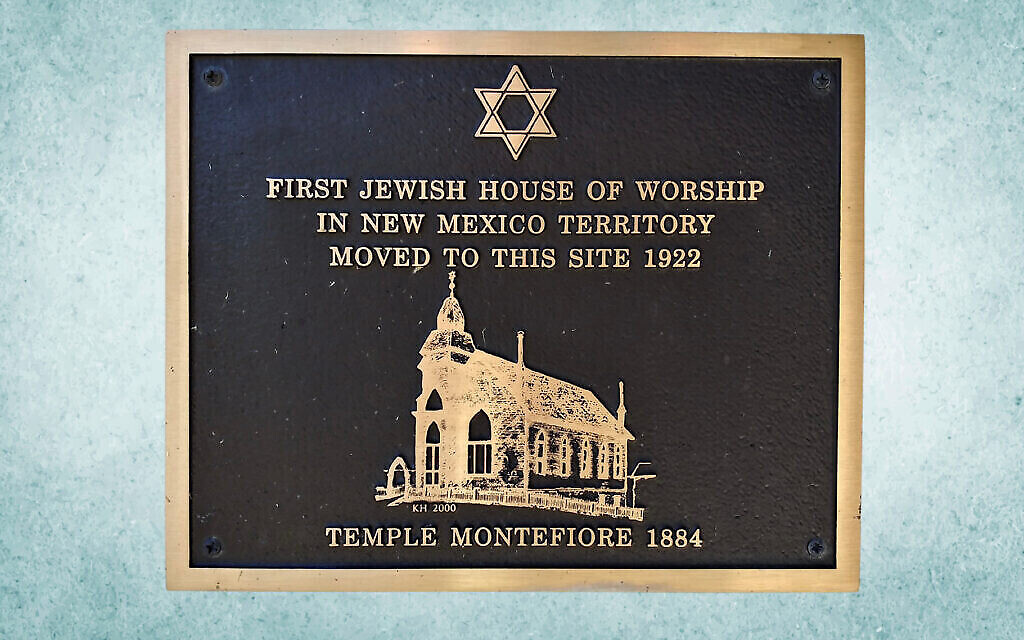 Pour la première fois en plus de 60 ans, la plus ancienne synagogue du Nouveau-Mexique pourrait revenir entre des mains juives. (Photo : Jim Terr / Design : Jackie Hajdenberg)