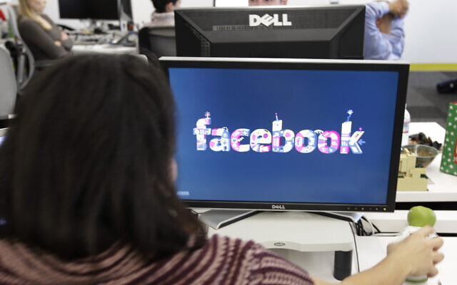 Des employés au siège de Facebook à Menlo Park, en Californie, le 13 décembre 2011. (Crédit : AP Photo/Paul Sakuma)