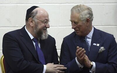 Le prince Charles de Grande-Bretagne, à droite, s'entretient avec le grand rabbin Ephraim Mirvis lors d'une visite au Yavneh College, une école juive orthodoxe, dans le nord de Londres, le 1er février 2017. (Crédit : Toby Melville/Pool Photo via AP)