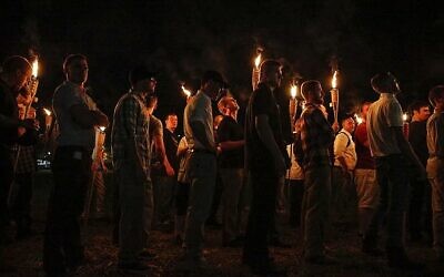 Illustration : Des groupes nationalistes blancs défilant avec des torches sur le campus de l’université de Virginie, à Charlottesville, en Virginie, le  11 août 2017. (Crédit : Mykal McEldowney/The Indianapolis Star via AP)