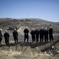 Des Druzes regardent au-delà de la frontière entre Israël et la Syrie, près de  Majdal Shams, sur le plateau du Golan, le 14 février 2014. (Crédit : AP/Oded Balilty)