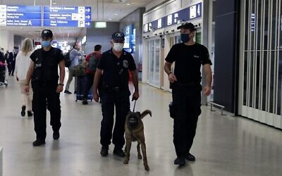 Illustration : Des policiers patrouillent à l’aéroport international Eleftherios Venizelos à Athènes, le lundi 15 juin 2020. (Crédit : AP/Thanassis Stavrakis)
