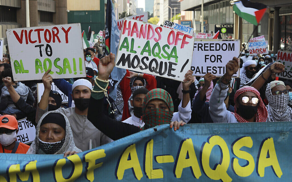 Des Sud-Africains manifestent contre les actions israéliennes à Gaza, devant le parlement du Cap, en Afrique du Sud, le 12 mai 2021. (Crédit : AP Photo/Nardus Engelbrecht)