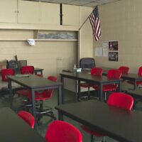 Illustration : une salle de classe vide est à l'Académie David Ellis à Détroit, le 8 février. (Crédit : AP Photo/Mike Householder)