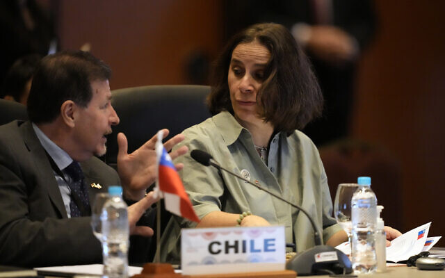 La ministre des affaires étrangères du Chili Antonia Urrejola, à droite, à Luque, au Paraguay. (Crédit : AP Photo/Jorge Saenz)