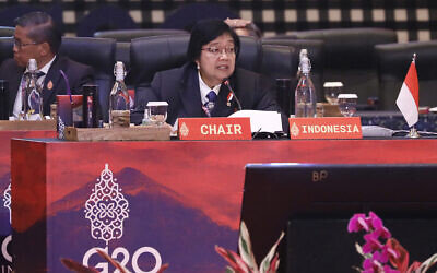 La ministre indonésienne de l'Environnement et des Forêts, Siti Nurbaya Bakar, prend la parole lors de la réunion ministérielle du G20 sur l'environnement et le climat à Nusa Dua, Bali, Indonésie, le mercredi 31 août 2022. (Crédit : Made Nagi/Pool photo via AP)