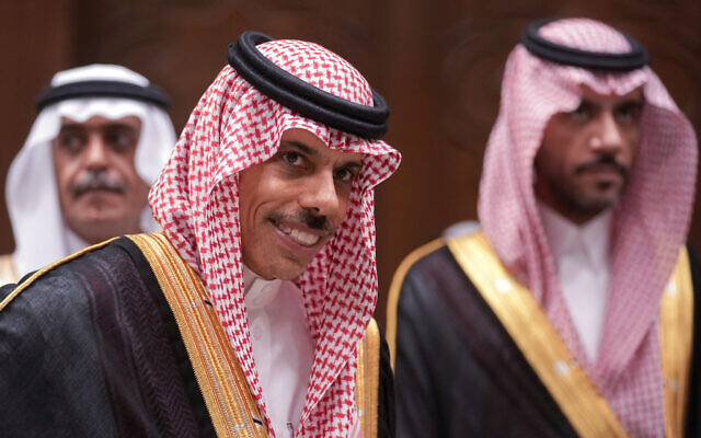 Le ministre saoudien des Affaires étrangères, le prince Faisal bin Farhan, au centre, préside sa délégation pendant la rencontre annuelle des ministres des Affaires étrangères de la Ligue arabe au Caire, en Egypte, le 6 septembre 2022. (Crédit :  AP Photo/Amr Nabil)