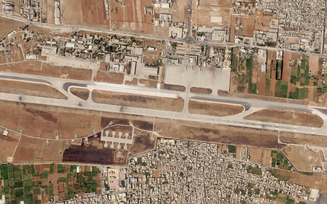 Cette photo satellite de Planet Labs PBC montre les dégâts après une frappe israélienne présumée visant l'aéroport international d'Alep à Alep, en Syrie, le 7 septembre 2022. (Crédit : Planet Labs PBC via AP)