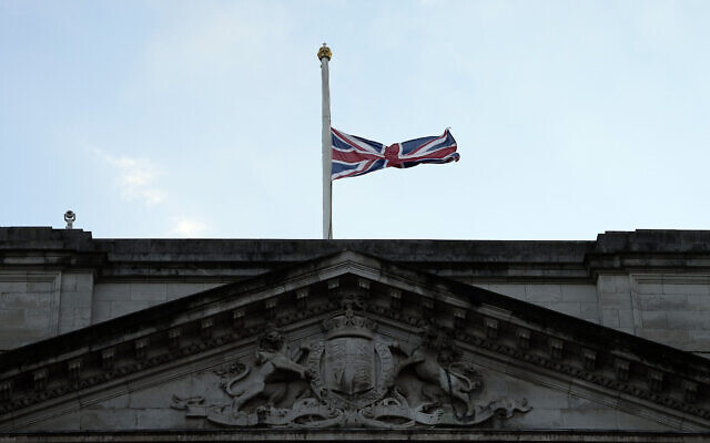 Le drapeau de l'Union sur le palais de Buckingham à Londres abaissé après le décès de la reine Elizabeth II de Grande-Bretagne, le 8 septembre 2022. (Crédit : AP Photo/Frank Augstein)