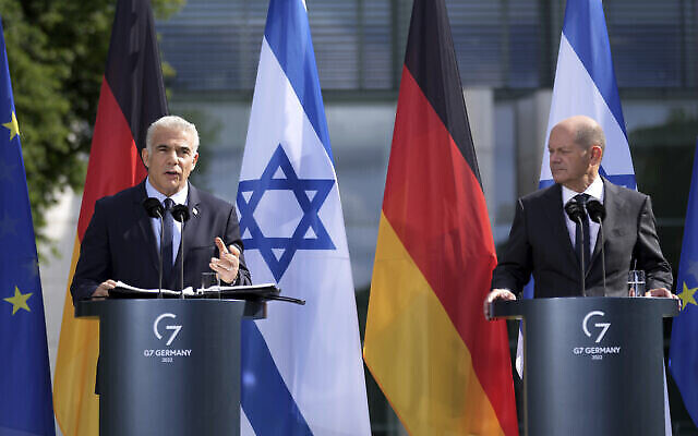 Le chancelier allemand Olaf Scholz, à droite, et le Premier ministre israélien Yair Lapid, à gauche, s'adressent aux médias lors d'une conférence de presse conjointe dans le cadre d'une réunion à la chancellerie de Berlin, en Allemagne, le lundi 12 septembre 2022. (Crédit : AP Photo/Michael Sohn)