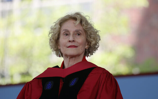 Martha Nussbaum, recevant un diplôme honorifique lors de la 371e Commencement Ceremony d’Harvard, le 26 mai 2022, à Cambridge. (Crédit : AP Photo/Mary Schwalm)