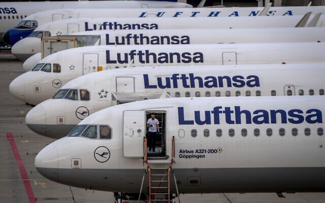 Des avions de la compagnie Lufthansa stationnés à l'aéroport de Francfort, en Allemagne, le 2 septembre 2022. (Crédit : Michael Probst/AP Photo/Dossier)
