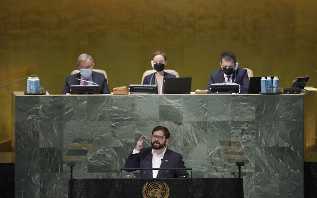 Le président du Chili, Gabriel Boric Font, s'adressant à la 77e session de l'Assemblée générale au siège des Nations unies, à New York, le 20 septembre 2022. (Crédit : AP Photo/Mary Altaffer)
