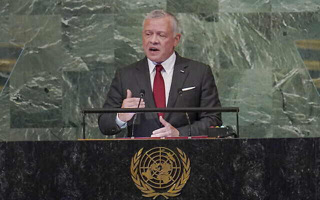 Le roi Abdallah II de Jordanie s'adresse à la 77e session de l'Assemblée générale des Nations unies, le 20 septembre 2022 au siège de l'ONU à New York. (Crédit : AP Photo/Mary Altaffer)