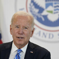 Le président américain Joe Biden parlant de l'ouragan Fiona lors d'une visite au bureau de l'Agence fédérale de gestion des urgences, à New York, jeudi 22 septembre 2022. (Crédit : AP/Evan Vucci)