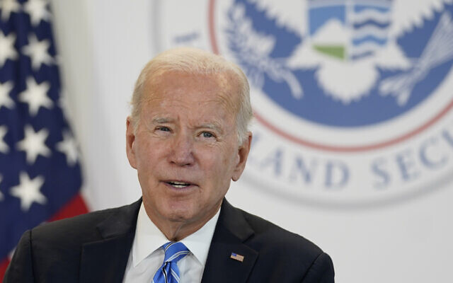 Le président américain Joe Biden parlant de l'ouragan Fiona lors d'une visite au bureau de l'Agence fédérale de gestion des urgences, à New York, jeudi 22 septembre 2022. (Crédit : AP/Evan Vucci)