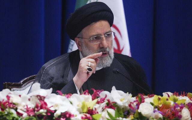 Le président iranien Ebrahim Raissi s'exprimant lors d'une conférence de presse, pendant sa visite à la 77e Assemblée générale des Nations unies, à New York, le 22 septembre 2022. (Crédit : AP Photo/Bebeto Matthews)