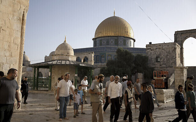 Des Juifs visitant le mont du Temple le jour de Rosh HaShana, le 25 septembre 2022. (Crédit : AP Photo/ Maya Alleruzzo)