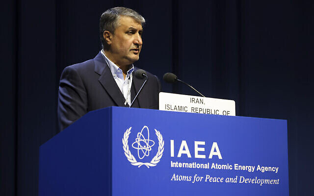 Mohammad Eslami, chef de l’Organisation iranienne de l’énergie atomique (OIEA), s'exprimant lors de la 66e Conférence générale de l'Agence internationale de l'énergie atomique (AIEA) à Vienne, en Autriche, le 26 septembre 2022. (Crédit : AP Photo/Theresa Wey)