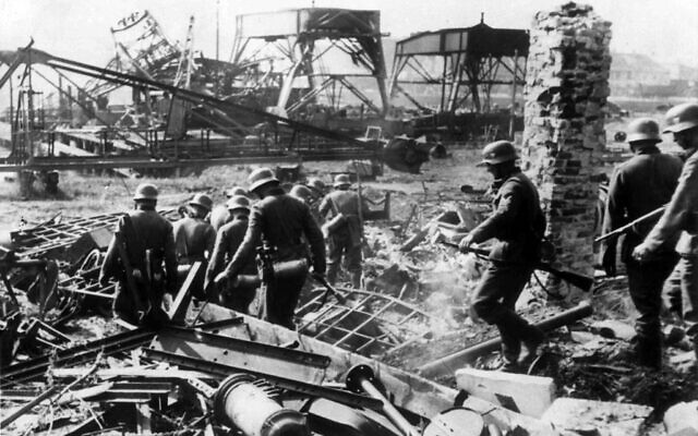 Des soldats allemands fouillent les décombres de Westerplatte à la recherche de survivants polonais à Danzig, en Pologne, le 2 septembre 1939. (Crédit : AP)