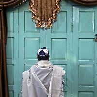Illustration : Sur cette photo du 20 novembre 2014, un juif iranien prie à la synagogue Molla Agha Baba, dans la ville de Yazd, à 676 kilomètres au sud de la capitale Téhéran, en Iran. (Crédit : AP Photo/Ebrahim Noroozi)