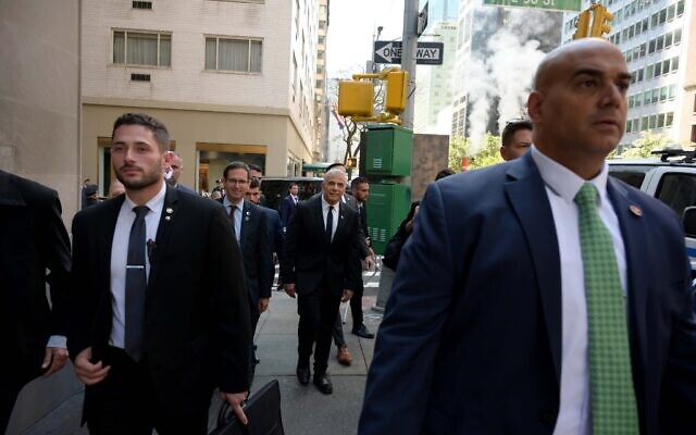 Le Premier ministre Yair Lapid, ses aides et les personnels de sécurité à New York, le 21 septembre 2022. (Crédit : Avi Ohayon / GPO)