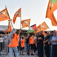 Les partisans de Balad agitant le drapeau palestinien et celui du parti lors du lancement de la campagne à Baqa al-Gharbiya, le 24 septembre 2022. (Crédit : Autorisation)