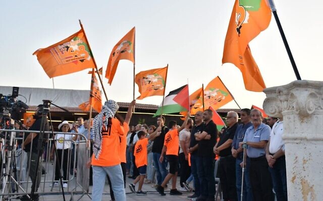 Les partisans de Balad agitant le drapeau palestinien et celui du parti lors du lancement de la campagne à Baqa al-Gharbiya, le 24 septembre 2022. (Crédit : Autorisation)