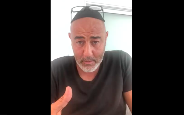 Le militant sioniste franco-israélien et dentiste David Tibi dans une vidéo Facebook, en juin 2021. (Crédit : capture d’écran facebook.com/david.tibi.731)