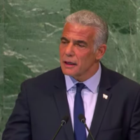 Yair Lapid s'adresse à la 77e Assemblée générale des Nations unies, le 22 septembre 2022 (Crédit : capture d'écran YouTube)