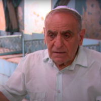 Albert Kamou, chef de la communauté juive syrienne depuis 2006, en 2019, à Damas. (Crédit : capture d’écran YouTube/BBC News)