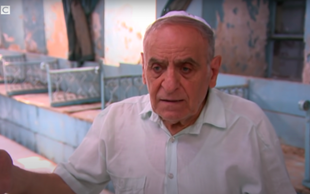 Albert Kamou, chef de la communauté juive syrienne depuis 2006, en 2019, à Damas. (Crédit : capture d’écran YouTube/BBC News)