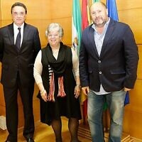 Doreen Alhadeff (au centre) pose avec le maire de Torremolinos Jose Ortiz (à gauche) et David Obadia, président de la communauté juive de Torremolinos, sur fond de drapeaux espagnols, après avoir signé ses papiers de citoyenneté espagnole, le 2 février 2016 à Torremolinos, en Espagne. (Courtoisie)