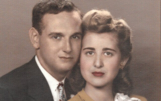 Bernard et Taube Sandler le jour de leur mariage, le 21 août 1945. (Autorisation : Jonathan Sandler)